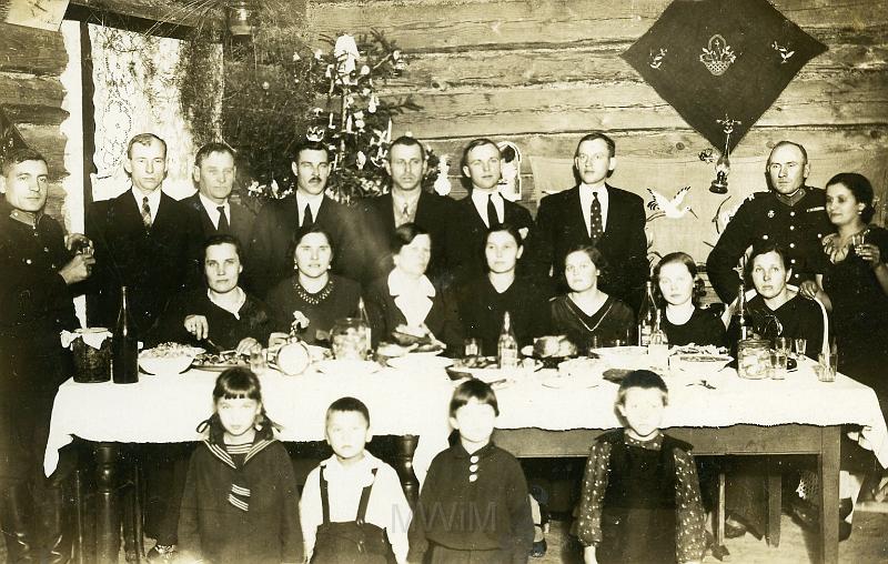 KKE 2200.jpg - Fot. Grupowa. Rodzina podczas świąt Bożego narodzenia, lata 40-te XX wieku.